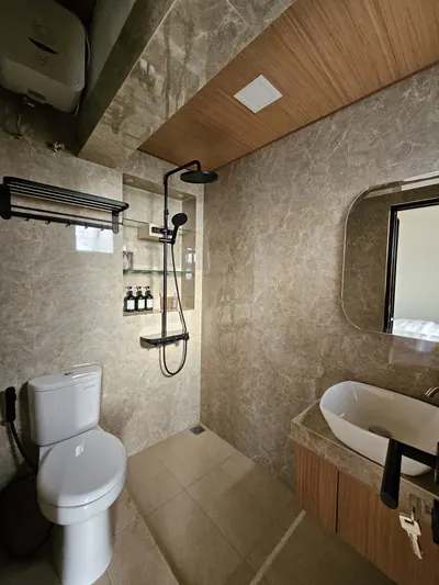 Kamar mandi dengan shower, pemanas air, dan dinding bermotif marmer